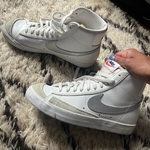 Nike Blazer Mid 77 size 7.5 men’s. Women’s 9